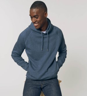 Le sweat à capuche STSU824 à personnaliser en coloris Dark Heather Blue Le mannequin porte le sweat à capuche STSU824 à personnaliser en coloris Dark Heather Blue