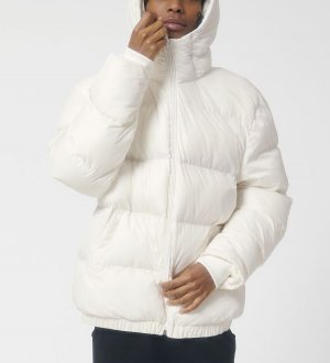 Photo studio de la veste Puffer blanche portée de face Un homme porte la veste unisexe Puffer blanche sans logo