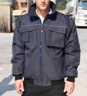 mannequin homme de face en extérieur portant la Veste Pilote Sabre R300X