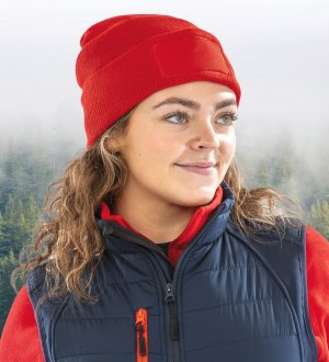 mannequin femme de face portant le Bonnet imprimable Thinsulate™ recyclé personnalisable mannequin femme de face portant le Bonnet imprimable Thinsulate™ recyclé personnalisable