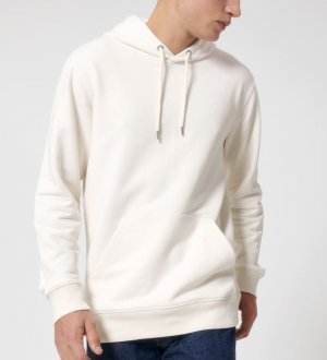 Un homme qui porte un sweat unisexe à capuche en coton recyclé Re-Cruiser en coloris re-white