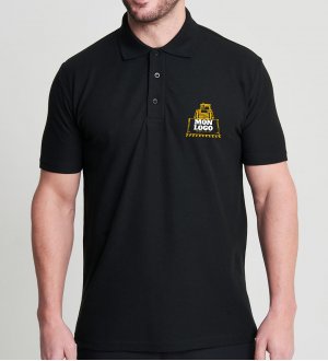 mannequin homme porte un polo noir à manches courtes avec exemple de logo imprimé mannequin homme porte un polo noir à manches courtes avec exemple de logo imprimé