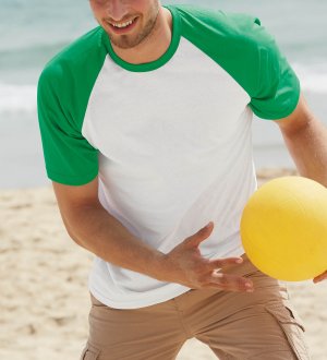 Le mannequin homme porte le t-shirt à manches raglan contrastées SC61026 à personnaliser en coloris White / Kelly Green