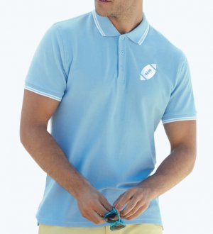 Le polo à liseré SC63032 à personnaliser en coloris Sky Blue / White Le mannequin homme porte le polo à liseré SC63032 à personnaliser en coloris Sky Blue / White