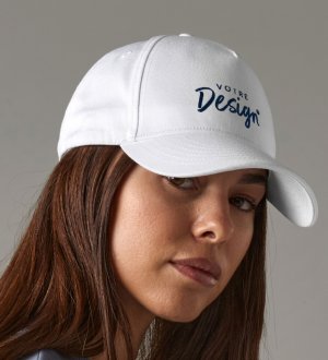 mannequin femme de face portant la Casquette en coton organique personnalisable mannequin femme de face portant la Casquette en coton organique personnalisable
