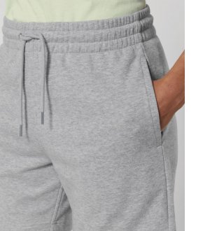 Stanley / Stella STBU186 woman pocket Heather Grey Zoom sur la poche d'une femme portant le short Stanley / Stella Rocker référence STBU186 de couleur Heather Grey de face
