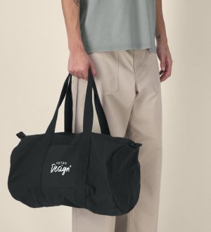 mannequin homme de face portant le Duffle Bag personnalisable