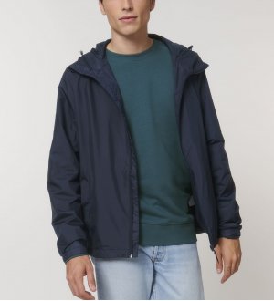 Homme qui porte un coupe-vent unisexe recyclé Commuter en coloris Orchid flower sans logo Homme qui porte un coupe-vent unisexe recyclé Commuter en coloris Orchid flower sans logo