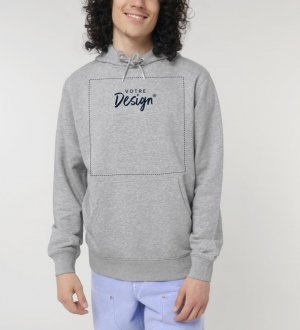 femme portant le sweat Archer à personnaliser avec votre logo  femme portant le sweat Archer à personnaliser avec votre logo