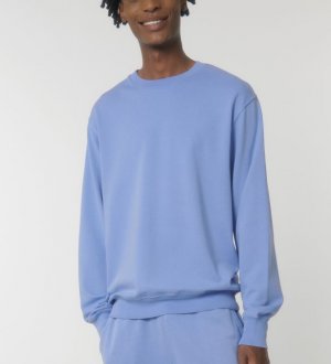 sweat bio unisexe sans logo porté par un homme sweat bio unisexe sans logo porté par un homme