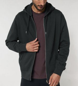 un homme portant le sweatshirt à capuche zippé Cultivator 2.0 à personnaliser en coloris noir un homme portant le sweatshirt à capuche zippé Cultivator 2.0 à personnaliser en coloris noir