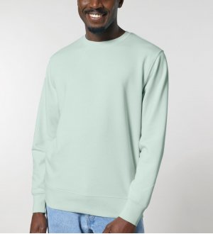 Homme portant le sweat unisexe STSU799 sans logo Homme portant le sweat unisexe STSU799 sans logo