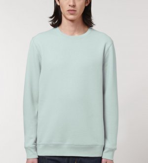 un homme portant le sweat Roller personnalisable en coloris caribbean blue un homme portant le sweat Roller personnalisable en coloris caribbean blue sans logo