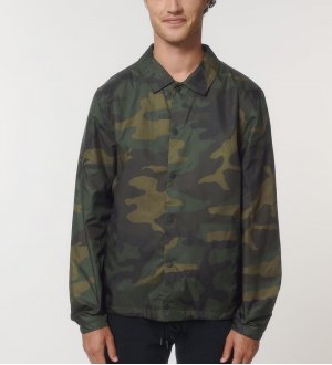 Veste camouflage unisexe recyclée Coacher AOP sans logo porté par un homme Veste camouflage unisexe recyclée Coacher AOP sans logo porté par un homme