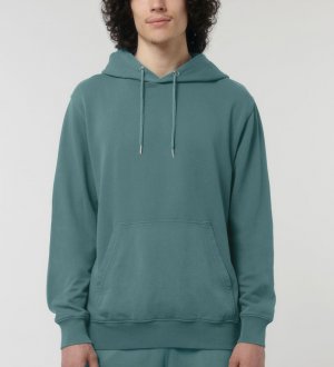 sweat à cordons bio en bleu avec logo mistertee porté par un homme sweat unisexe à cordons bio en bleu avec logo mistertee porté par un homme