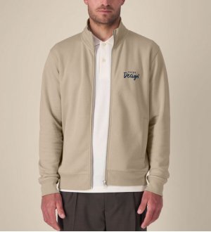mannequin homme de face portant le Sweat Trailer 2.0 personnalisable mannequin homme de face portant le Sweat Trailer 2.0 personnalisable