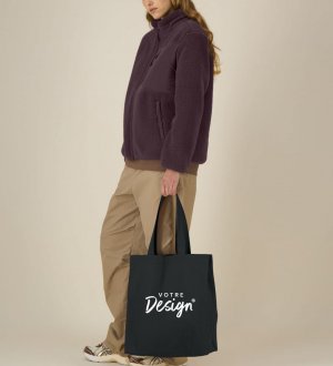 mannequin femme portant le Mid Tote Bag personnalisable mannequin femme portant le Mid Tote Bag personnalisable
