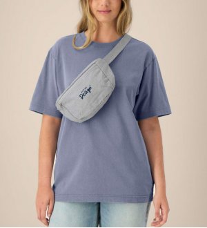 mannequin femme de face portant le Hip Bag personnalisable