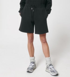 mannequin femme de face portant le Short Boarder Dry personnalisable mannequin femme de face portant le Short Boarder Dry personnalisable