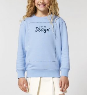 petite fille portant le sweat Mini Changer 2.0 en coloris Blue Soul petite fille portant le sweat Mini Changer 2.0 en coloris Blue Soul