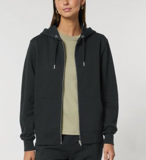 une femme portant le sweatshirt à capuche zippé Cultivator 2.0 à personnaliser en coloris noir une femme portant le sweatshirt à capuche zippé Cultivator 2.0 à personnaliser en coloris noir