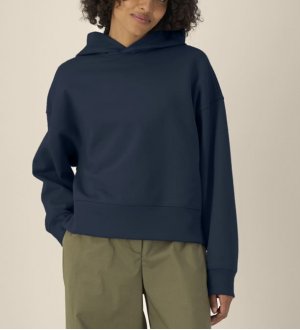 mannequin femme de face portant le Sweat Voicer personnalisable mannequin femme de face portant le Sweat Voicer personnalisable