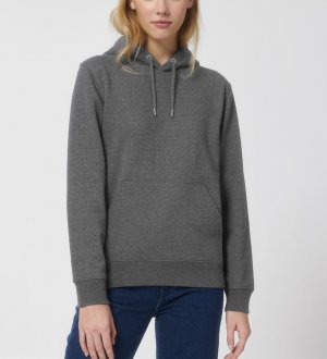 Une femme qui porte un sweat à capuche en coton recyclé Re-Cruiser en coloris re-white Une femme qui porte un sweat à capuche en coton recyclé Re-Cruiser en coloris re-white