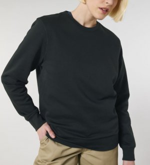 une femme portant le sweat Roller personnalisable en coloris Black une femme portant le sweat Roller personnalisable en coloris Black