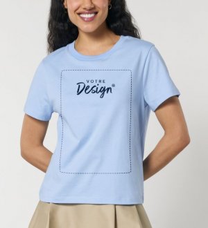 femme portant le t-shirt Muser personnalisé avec votre logo, dans le coloris blue soul femme portant le t-shirt Muser personnalisé avec votre logo, dans le coloris blue soul