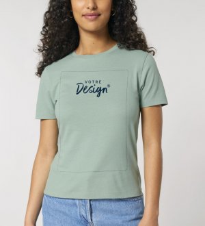 femme portant le t-shirt Ella personnalisé avec votre logo, en coloris Aloe femme portant le t-shirt Ella personnalisé avec votre logo, en coloris Aloe