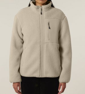 mannequin femme de face portant la Sherpa Brooker personnalisable mannequin femme de face portant la Sherpa Brooker personnalisable