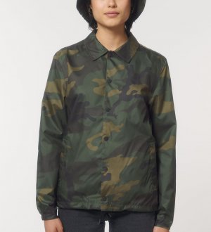Veste camouflage recyclée Coacher AOP sans logo porté par une femme Veste camouflage recyclée Coacher AOP sans logo porté par une femme