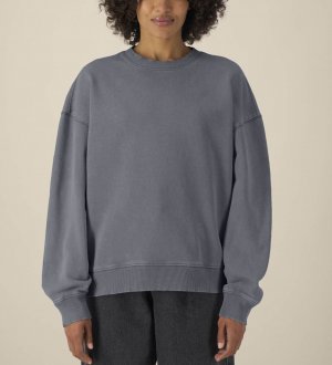 mannequin femme de face portant le Sweat Radder 2.0 Vintage personnalisable mannequin femme de face portant le Sweat Radder 2.0 Vintage personnalisable