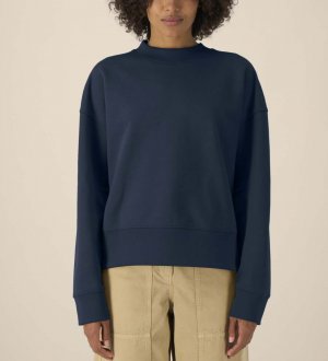 mannequin femme de face portant le Sweat Ryler personnalisable mannequin femme de face portant le Sweat Ryler personnalisable