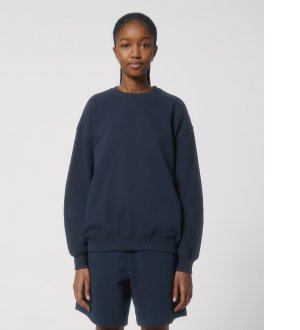 mannequin femme de face portant le Sweat Ledger Dry personnalisable mannequin femme de face portant le Sweat Ledger Dry personnalisable