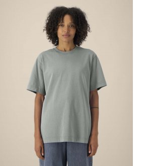 mannequin femme de face portant le T-shirt Freestyler Vintage personnalisable mannequin femme de face portant le T-shirt Freestyler Vintage personnalisable