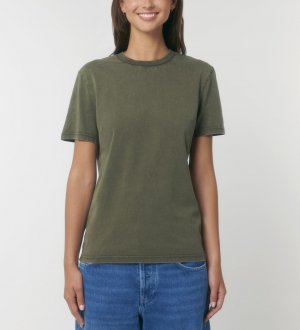 mannequin femme de face portant le T-shirt Crafter Vintage personnalisable mannequin femme de face portant le T-shirt Crafter Vintage personnalisable