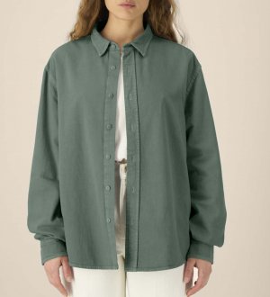 mannequin femme de face portant la Worker Shirt personnalisable mannequin femme de face portant la Worker Shirt personnalisable