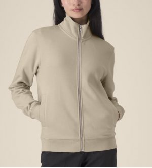 mannequin femme de face portant le Sweat Trailer 2.0 personnalisable mannequin femme de face portant le Sweat Trailer 2.0 personnalisable