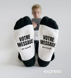 Chaussettes à message caché sous les pieds portées en livraison experss