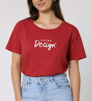 femme portant le t-shirt Serena personnalisé avec votre logo dans le coloris Red femme portant le t-shirt Serena personnalisé avec votre logo dans le coloris Red