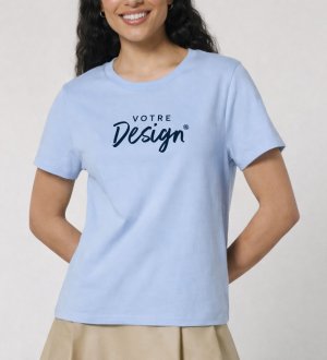 femme portant le t-shirt Muser personnalisé avec votre logo, dans le coloris blue soul femme portant le t-shirt Muser personnalisé avec votre logo, dans le coloris blue soul