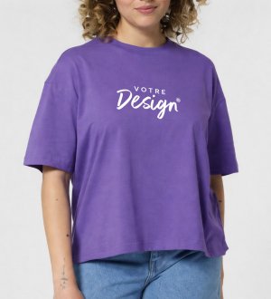 femme portant le t-shirt Nova personnalisé avec votre logo en coloris purple love femme portant le t-shirt Nova personnalisé avec votre logo en coloris purple love