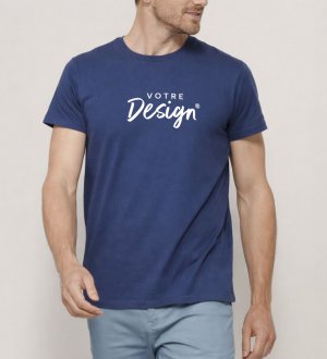 Homme portant un t-shirt Crusader en coton bio coloris Denim avec votre logo Homme portant un t-shirt Crusader en coton bio coloris Denim avec votre logo