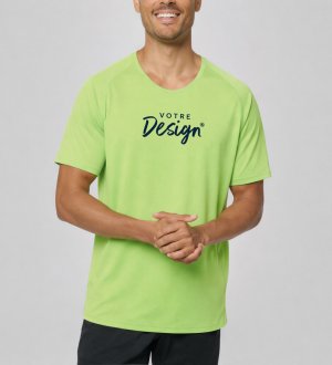 Un homme qui porte un t-shirt sport PA438 en coloris Lime avec un logo Un homme qui porte un t-shirt sport PA438 en coloris Lime avec un logo
