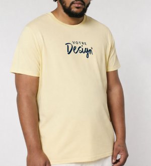 un homme portant le t-shirt CRAFTER avec votre logo dans le coloris butter 