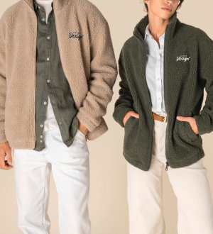 mannequin homme et mannequin femme de face portant le Sweat-shirt zippé à épaules tombantes en sherpa unisexe personnalisable mannequin homme et mannequin femme de face portant le Sweat-shirt zippé à épaules tombantes en sherpa unisexe personnalisable