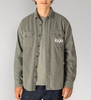 mannequin homme de face portant la Surchemise écoresponsable délavée en velours côtelé homme personnalisable mannequin homme de face portant la Surchemise écoresponsable délavée en velours côtelé homme personnalisable