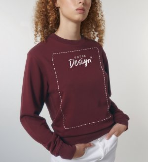 femme portant le STSU799 en coloris burgundy avec zone de personnalisation pour votre design femme portant le STSU799 en coloris burgundy avec zone de personnalisation pour votre logo
