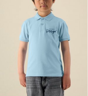 Petit garçon portant le polo manches courtes pour enfant Mini Sprinter en coloris sky blue avec votre design